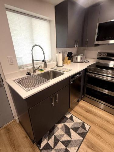 Konyha, No Chores Silver Suite Near Downtown in Taylorsville Area Konyha, No Chores Silver Suite Near Downtown in Taylorsville Area