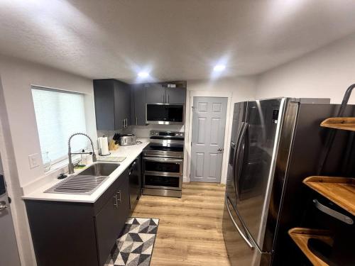 Konyha, No Chores Silver Suite Near Downtown in Taylorsville Area Konyha, No Chores Silver Suite Near Downtown in Taylorsville Area