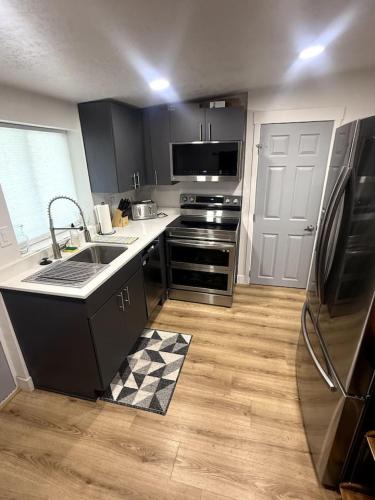 Konyha, No Chores Silver Suite Near Downtown in Taylorsville Area Konyha, No Chores Silver Suite Near Downtown in Taylorsville Area
