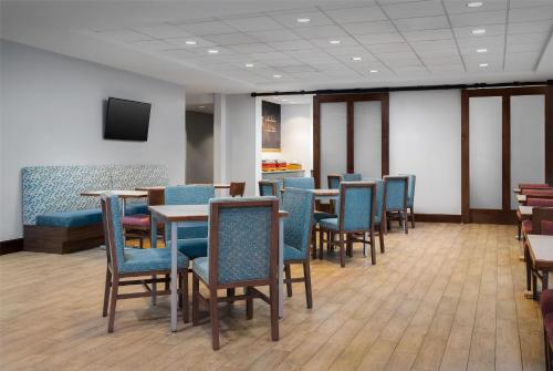 Ételek és italok, Hampton Inn & Suites Omaha-Downtown near Mormon Pioneer Cemetery Ételek és italok, Hampton Inn & Suites Omaha-Downtown near Mormon Pioneer Cemetery