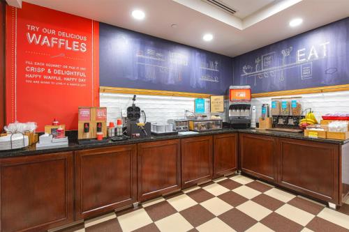 Їжа та напої, Hampton Inn Newport News-Yorktown in Ньюпорт-Ньюс (Віргінія) Їжа та напої, Hampton Inn Newport News-Yorktown in Ньюпорт-Ньюс (Віргінія)