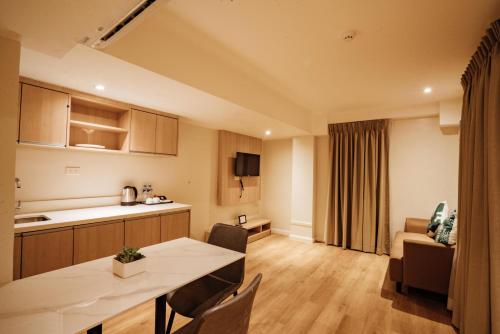 Snooze Inn and Suites near Japán Alagút Snooze Inn and Suites near Japán Alagút