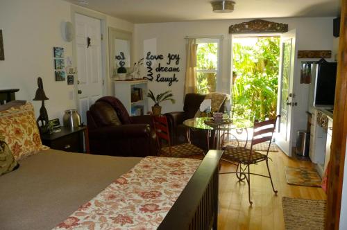 Kert, Magnolia Petal in Salt Spring Island (BC) Kert, Magnolia Petal in Salt Spring Island (BC)