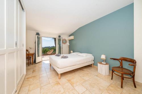 Antibes 4-bedroom villa with swimming pool garden and sea views in Trois Moulins Antibes 4-bedroom villa with swimming pool garden and sea views in Trois Moulins