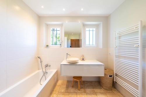Antibes 4-bedroom villa with swimming pool garden and sea views in Trois Moulins Antibes 4-bedroom villa with swimming pool garden and sea views in Trois Moulins
