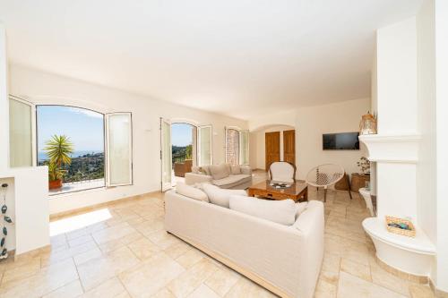 Antibes 4-bedroom villa with swimming pool garden and sea views in Trois Moulins Antibes 4-bedroom villa with swimming pool garden and sea views in Trois Moulins
