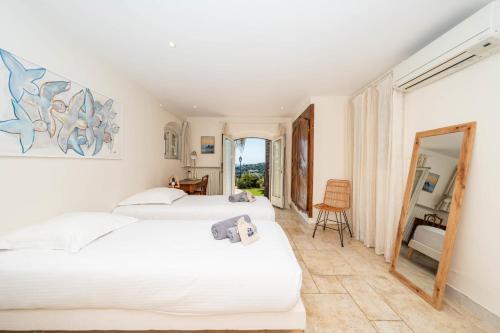 Antibes 4-bedroom villa with swimming pool garden and sea views in Trois Moulins Antibes 4-bedroom villa with swimming pool garden and sea views in Trois Moulins