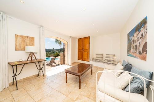 Antibes 4-bedroom villa with swimming pool garden and sea views in Trois Moulins Antibes 4-bedroom villa with swimming pool garden and sea views in Trois Moulins