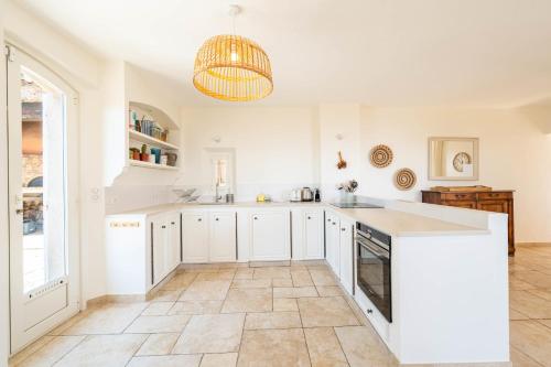Antibes 4-bedroom villa with swimming pool garden and sea views in Trois Moulins Antibes 4-bedroom villa with swimming pool garden and sea views in Trois Moulins