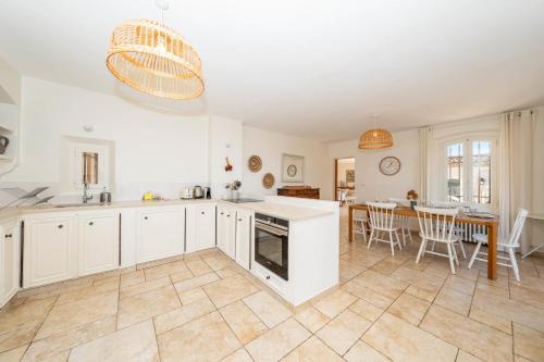 Antibes 4-bedroom villa with swimming pool garden and sea views in Trois Moulins Antibes 4-bedroom villa with swimming pool garden and sea views in Trois Moulins
