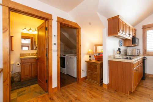 Fully Furnished Loft Near Hyalite in 加拉廷蓋特韋 Fully Furnished Loft Near Hyalite in 加拉廷蓋特韋