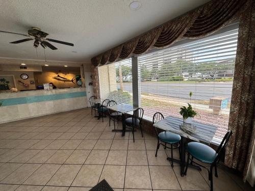 大堂, Hole Inn the Wall Hotel - Fort Walton Beach - Sunset Plaza - near Beaches & Hurlburt in 佛羅里達州沃爾頓堡灘(FL) 大堂, Hole Inn the Wall Hotel - Fort Walton Beach - Sunset Plaza - near Beaches & Hurlburt in 佛羅里達州沃爾頓堡灘(FL)