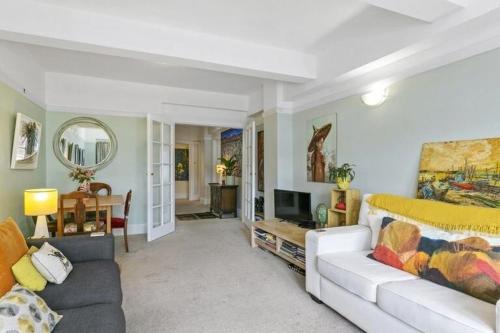 Historical 2 beds apartment with Harbour Views in OBay in โอเรียนทอลพาเหรด Historical 2 beds apartment with Harbour Views in OBay in โอเรียนทอลพาเหรด