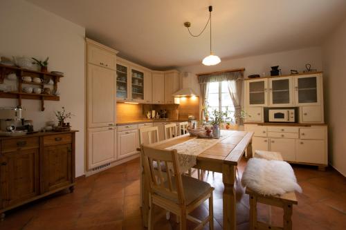 مطبخ, Roubenka Krajinářka (Roubenka Krajinarka) in Dolni Dvur مطبخ, Roubenka Krajinářka (Roubenka Krajinarka) in Dolni Dvur