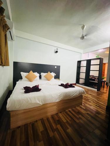 Finnimas Surfcamp Maldives in Thaa Atoll Finnimas Surfcamp Maldives in Thaa Atoll