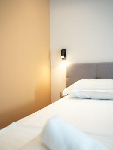 Double Room image 3