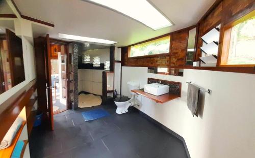 Bathroom, Shell House with Ocean View in Savusavu Bathroom, Shell House with Ocean View in Savusavu
