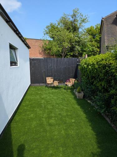Kert, Bright one bedroom apartment with garden in Amersham Kert, Bright one bedroom apartment with garden in Amersham