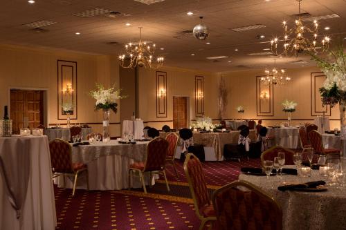 Banquet hall, M Hotel Buffalo Airport in Buffalo (NY) Banquet hall, M Hotel Buffalo Airport in Buffalo (NY)