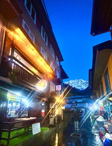 Lama Hotel - HIMALAYAN BURGER in 에베레스트 리지온 (네팔) Lama Hotel - HIMALAYAN BURGER in 에베레스트 리지온 (네팔)
