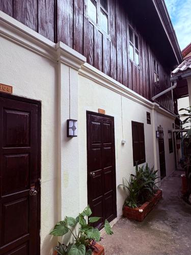 Entrance, Manotemple Guest House in Ban Mano Entrance, Manotemple Guest House in Ban Mano