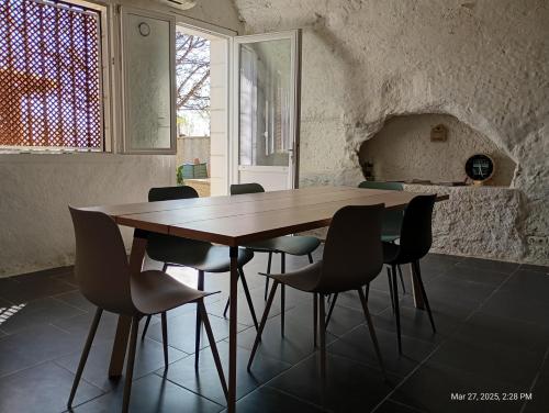 Létesítmények, Maison troglodytique au coeur des Châteaux de la Loire - Le Cerisier Perché (Maison troglodytique au coeur des Chateaux de la Loire - Le Cerisier Perche) in Luynes Létesítmények, Maison troglodytique au coeur des Châteaux de la Loire - Le Cerisier Perché (Maison troglodytique au coeur des Chateaux de la Loire - Le Cerisier Perche) in Luynes