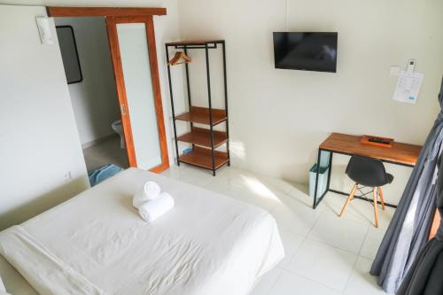 Greek House: Room w/Desk + Shared Pool&Kitchen /2