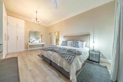 Room 5 - LEO Sky Guest House in Suider-Paarl Room 5 - LEO Sky Guest House in Suider-Paarl