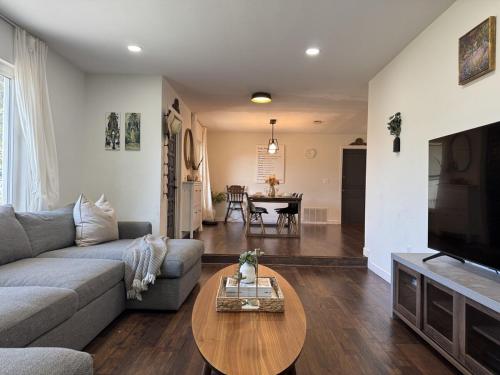 Family Fun 3-bedroom house with gym, games, toys, outdoor hangout and coffee in شرق أورلاندو Family Fun 3-bedroom house with gym, games, toys, outdoor hangout and coffee in شرق أورلاندو