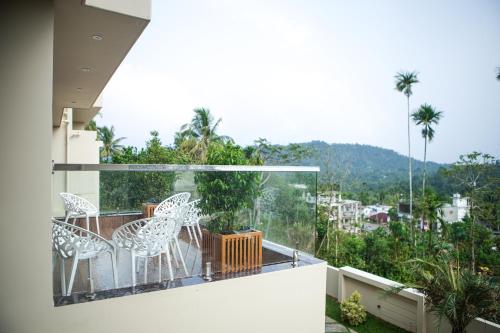 شرفة/ تراس, Skyscape Wayanad Lux Pool Resort in Paralikunnu شرفة/ تراس, Skyscape Wayanad Lux Pool Resort in Paralikunnu