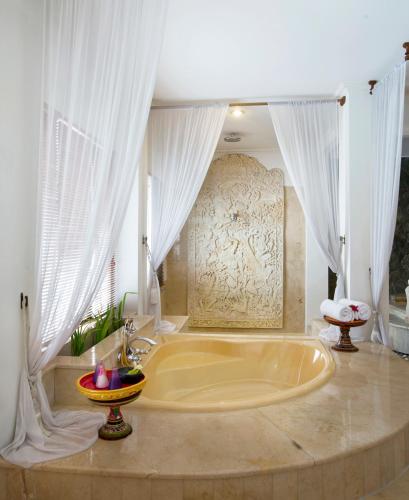 Bathroom, The Mansion Resort Hotel & Spa in Ubud Bathroom, The Mansion Resort Hotel & Spa in Ubud