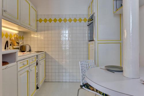 Kitchen, Virginie F2 central et agreable avec parking ! in Rue du Renard Kitchen, Virginie F2 central et agreable avec parking ! in Rue du Renard