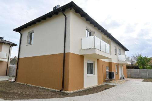 Udvendig, Silentium Family Apartman Sárvár (Silentium Family Apartman Sarvar) in Petőfi Sándor lakótelep Udvendig, Silentium Family Apartman Sárvár (Silentium Family Apartman Sarvar) in Petőfi Sándor lakótelep