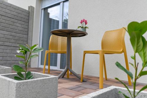 Altan/terrasse, Silentium Family Apartman Sárvár (Silentium Family Apartman Sarvar) in Petőfi Sándor lakótelep Altan/terrasse, Silentium Family Apartman Sárvár (Silentium Family Apartman Sarvar) in Petőfi Sándor lakótelep