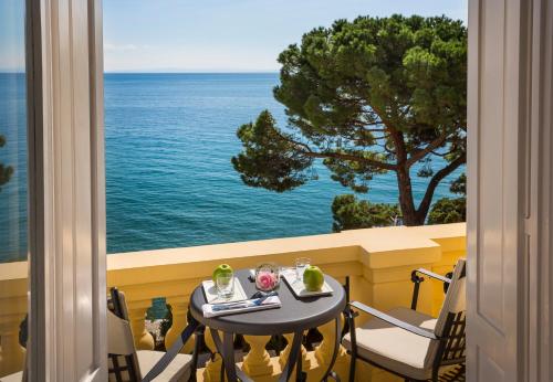 شرفة/ تراس, Hotel Kvarner - Liburnia in Opatija شرفة/ تراس, Hotel Kvarner - Liburnia in Opatija