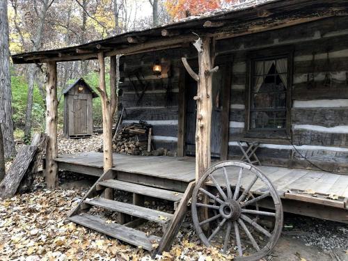 Pet-Friendly Cabin Rental in the Woods near Nauvoo, Illinois in Keokuk (Iowa) Pet-Friendly Cabin Rental in the Woods near Nauvoo, Illinois in Keokuk (Iowa)