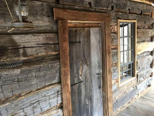 Pet-Friendly Cabin Rental in the Woods near Nauvoo, Illinois in Keokuk (Iowa) Pet-Friendly Cabin Rental in the Woods near Nauvoo, Illinois in Keokuk (Iowa)