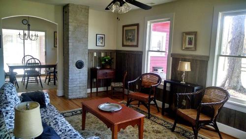Serene Countryside Cottage Rental with Screened Porch near Charlottesville, Virginia in Gordonsville (Virginia) Serene Countryside Cottage Rental with Screened Porch near Charlottesville, Virginia in Gordonsville (Virginia)