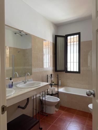 Habitación Triple con baño compartido SEVILLA DELUXE LOS ROSALES (Habitacion Triple con bano compartido SEVILLA DELUXE LOS ROSALES) in Tocina Habitación Triple con baño compartido SEVILLA DELUXE LOS ROSALES (Habitacion Triple con bano compartido SEVILLA DELUXE LOS ROSALES) in Tocina