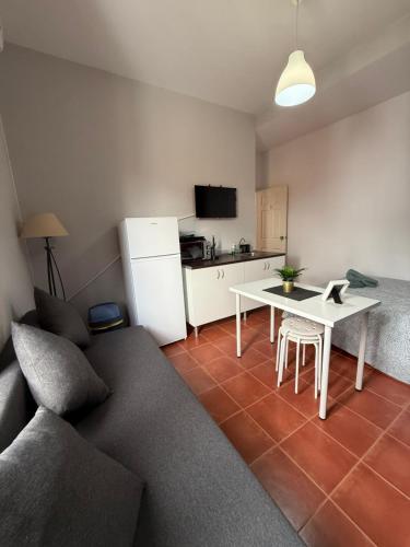 Estudio familiar con baño compartido SEVILLA DELUXE LOS ROSALES (Estudio familiar con bano compartido SEVILLA DELUXE LOS ROSALES) in Tocina Estudio familiar con baño compartido SEVILLA DELUXE LOS ROSALES (Estudio familiar con bano compartido SEVILLA DELUXE LOS ROSALES) in Tocina