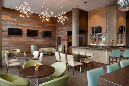 Паб/Коктейль-бар, Coast Chilliwack Hotel in Chilliwack (BC) Паб/Коктейль-бар, Coast Chilliwack Hotel in Chilliwack (BC)