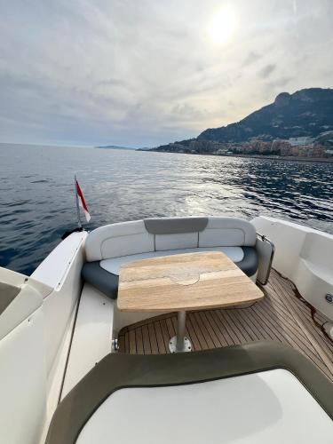 Létesítmények, LUXURY BOAT in MONACO in La Condamine Létesítmények, LUXURY BOAT in MONACO in La Condamine