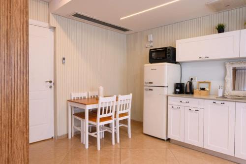 Instalaciones, גג החלומות - 4 סוויטות מהממות עם ג'קוזי ספא פרטי בתל אביב in South Tel Alviv Instalaciones, גג החלומות - 4 סוויטות מהממות עם ג'קוזי ספא פרטי בתל אביב in South Tel Alviv