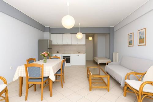 Beachfront Cozy House - Kiatos' Seaview Retreat in 키아토 Beachfront Cozy House - Kiatos' Seaview Retreat in 키아토