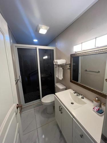 Bathroom, Las Lomas Apart Hotel in Tela Bathroom, Las Lomas Apart Hotel in Tela