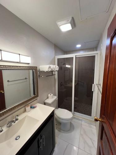 Bathroom, Las Lomas Apart Hotel in Tela Bathroom, Las Lomas Apart Hotel in Tela