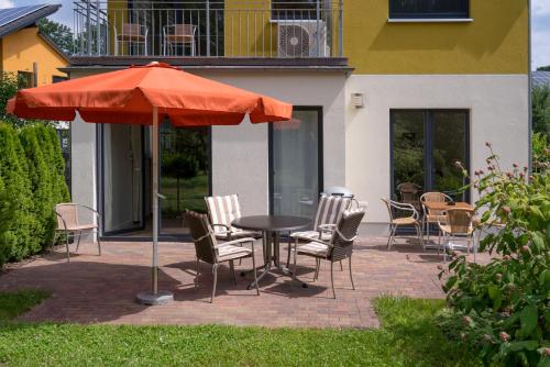 Balcony/terrace, Ferienpark Rubezahl am Muggelsee, Haus 18 Schlehe mit eigener Sauna, idealer Ort fur Natur- und Erho in Kopenick Balcony/terrace, Ferienpark Rubezahl am Muggelsee, Haus 18 Schlehe mit eigener Sauna, idealer Ort fur Natur- und Erho in Kopenick