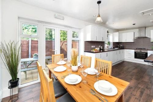 NEW Oakhill House by Truestays - 5 Bedroom House in Stoke-on-Trent in Trent Vale NEW Oakhill House by Truestays - 5 Bedroom House in Stoke-on-Trent in Trent Vale