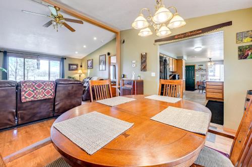 Furnished Deck with Forested Views Manawa Home! in 馬納瓦 (WI) Furnished Deck with Forested Views Manawa Home! in 馬納瓦 (WI)