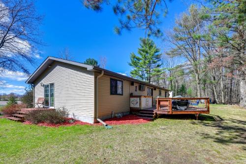 Furnished Deck with Forested Views Manawa Home! in 馬納瓦 (WI) Furnished Deck with Forested Views Manawa Home! in 馬納瓦 (WI)